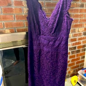 Sleeveless. Scalloped lace in v shape. Beautiful purple worn 1x